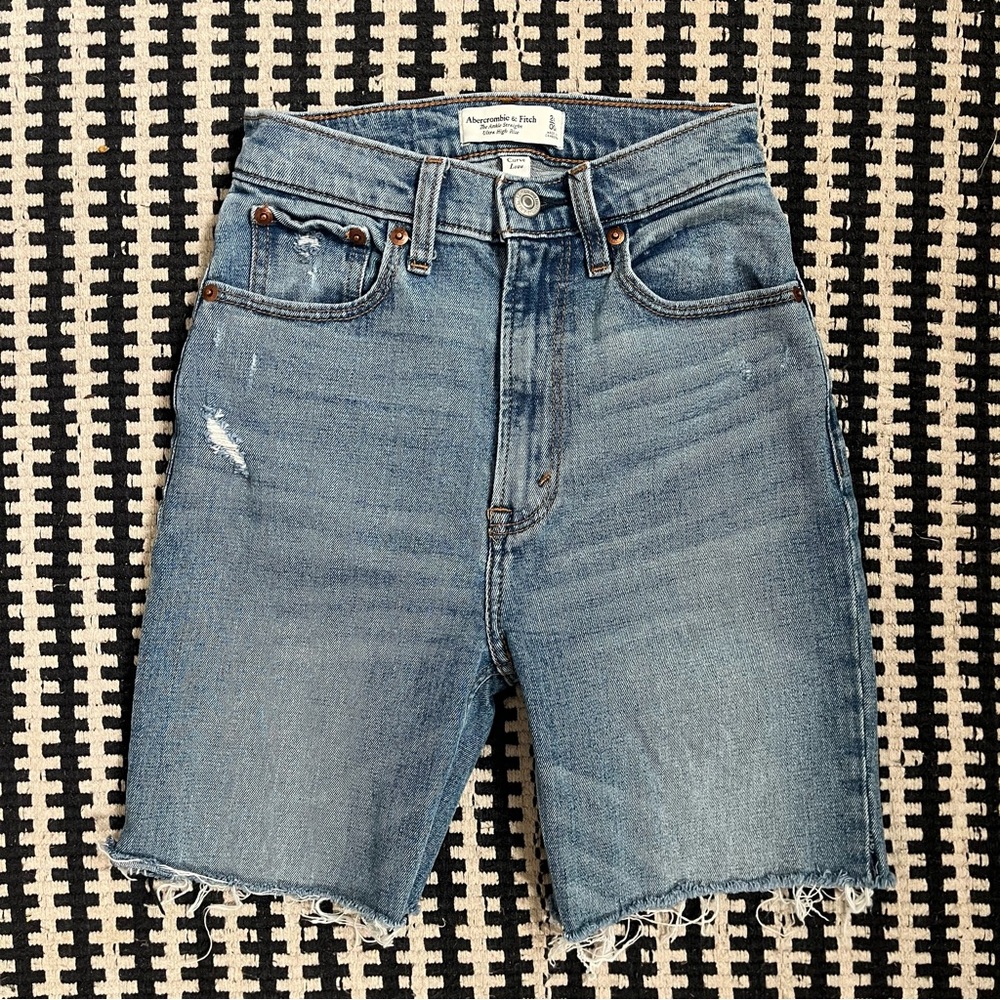 Abercrombie & Fitch Curve Love Ultra High Rise Ankle Straight Jean Shorts 24 00